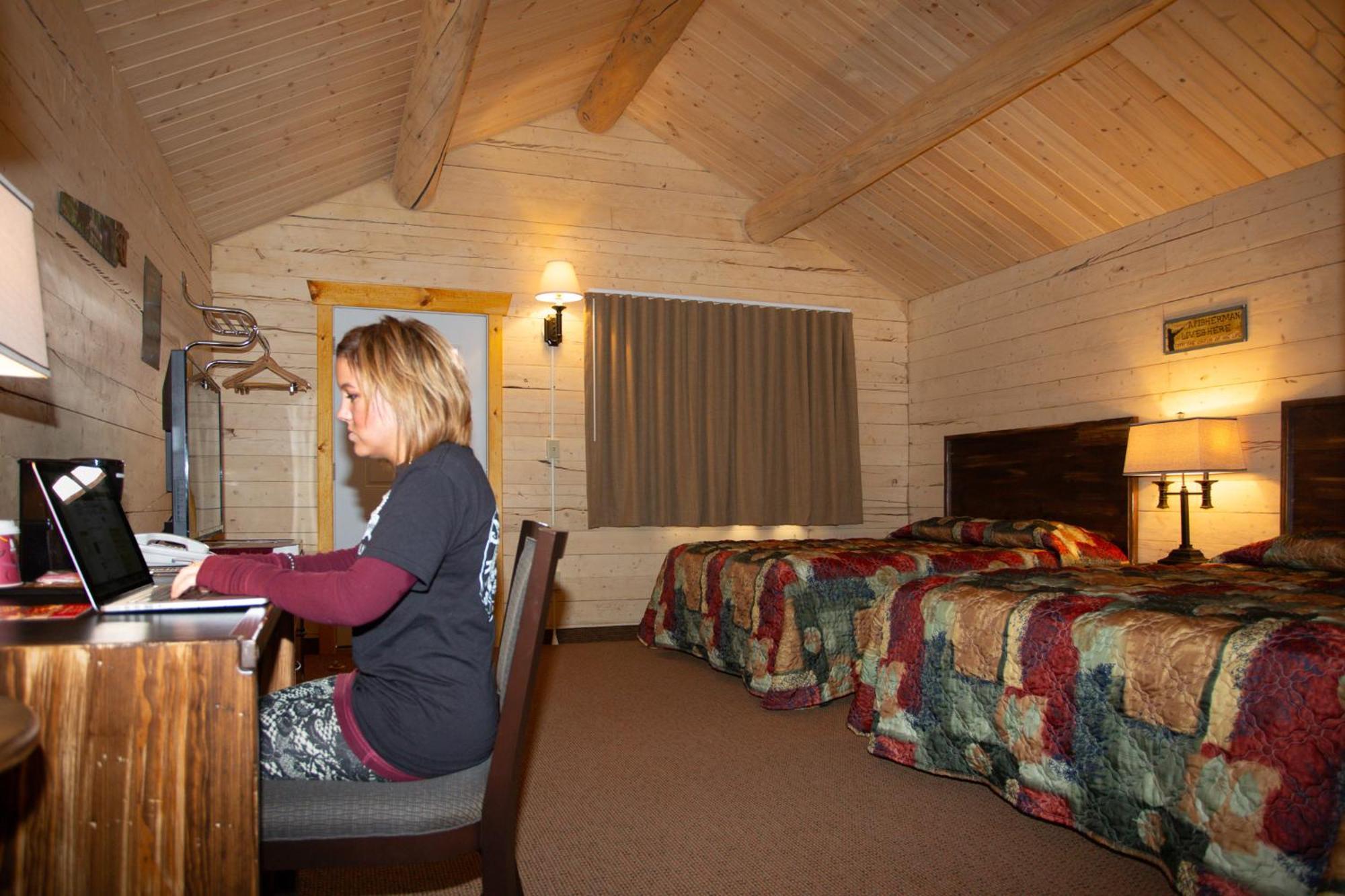 Young'S Motel Ток Екстериор снимка