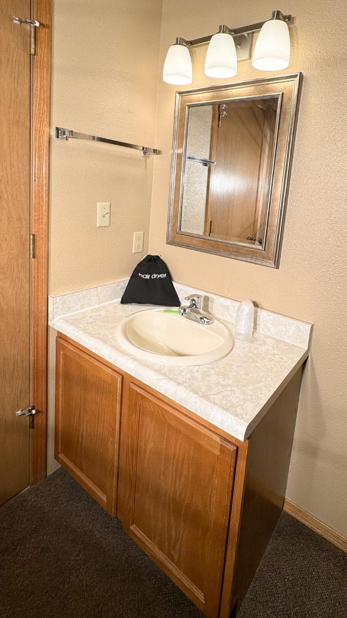 Young'S Motel Ток Екстериор снимка